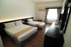 Habitación familiar | Caja fuerte, escritorio, wifi gratis y ropa de cama