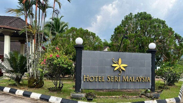A sign for Hotel Seri Malaysia with a logo, surrounded by greenery and a clear sky. - Hotel Seri Malaysia Taiping (Taiping)