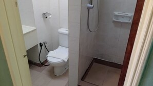 A small bathroom with a toilet, a shower, and a sink. - Hotel Seri Malaysia Taiping (Taiping)