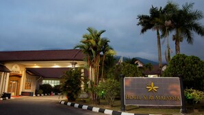 The entrance of Hotel Seri Malaysia with a signboard, palm trees, and a building with a red roof. - Hotel Seri Malaysia Taiping (Taiping)