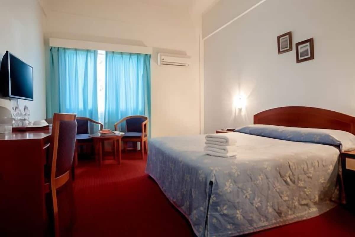 Minibar, free WiFi, bed sheets