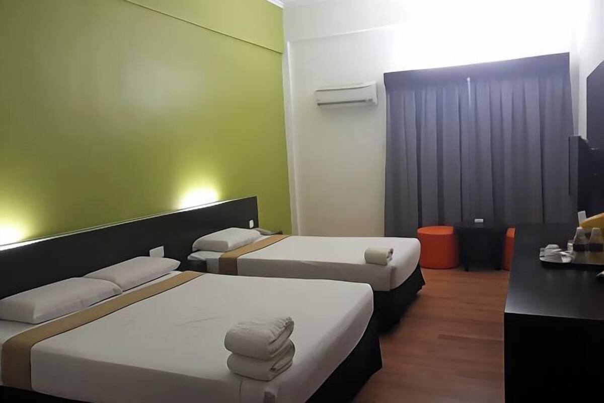 Minibar, free WiFi, bed sheets