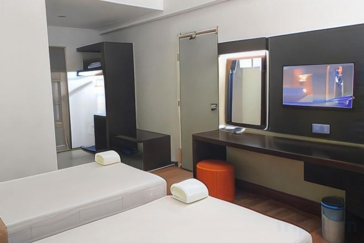 Minibar, free WiFi, bed sheets