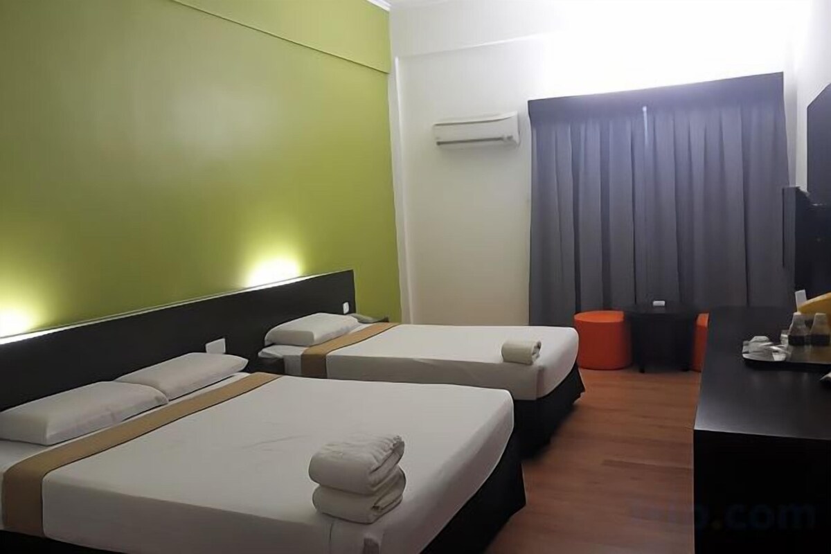 Minibar, free WiFi, bed sheets