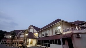 A multi-story hotel with a flat roof, large windows, and a balcony on the second floor. - Hotel Seri Malaysia Temerloh (Temerloh)