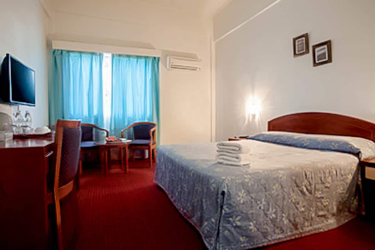 Minibar, free WiFi, bed sheets