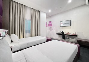 In-room safe, individually decorated, desk, blackout drapes - Swiss-Belcourt Makassar (Makassar)
