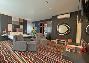 In-room safe, individually decorated, desk, blackout drapes - Swiss-Belcourt Makassar (Makassar)