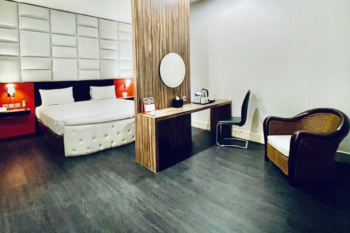 Cofres nos quartos, individualmente decorados, escrivaninha