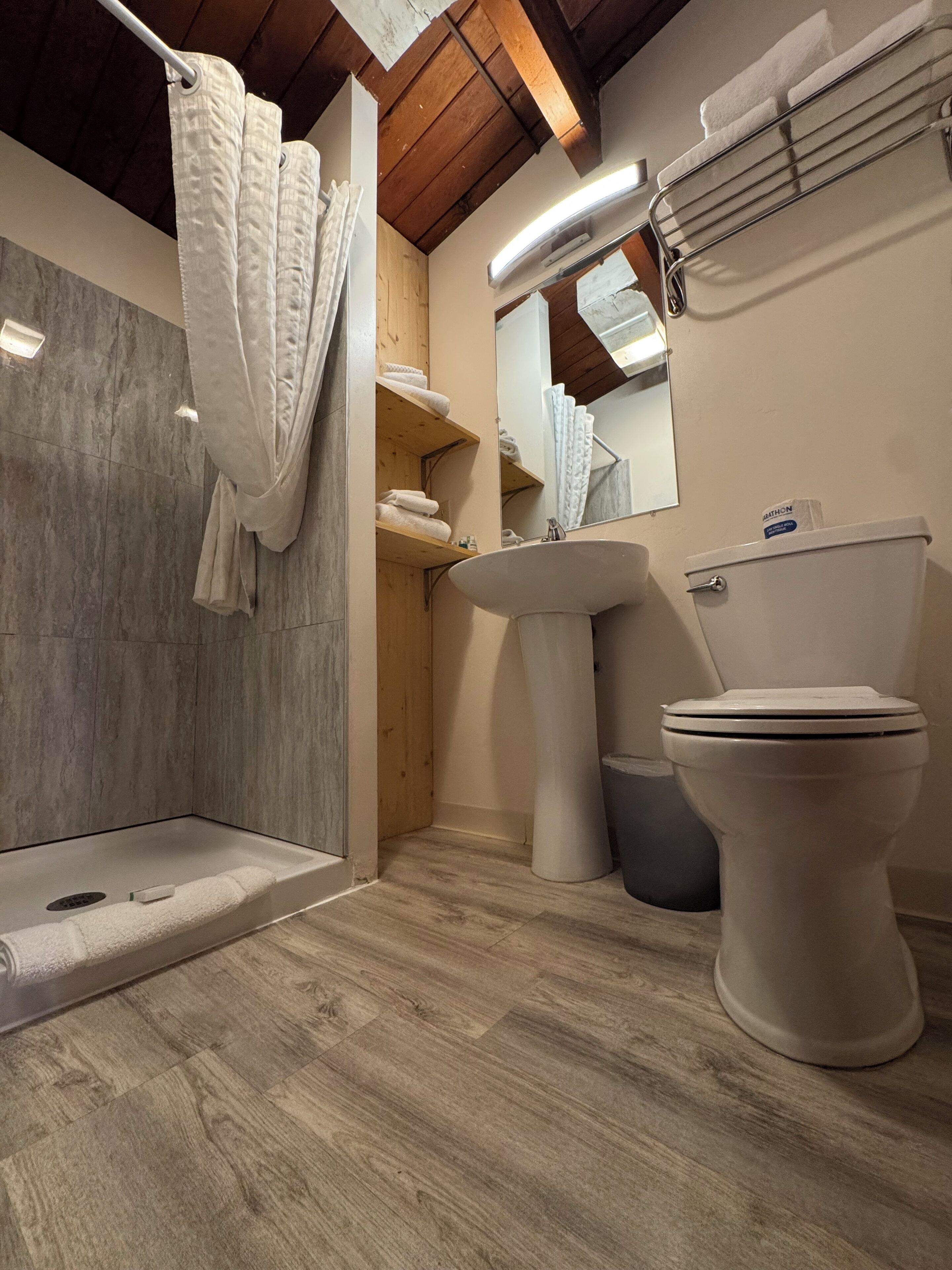 Premium Cabin, 2 Queen Beds | Bathroom