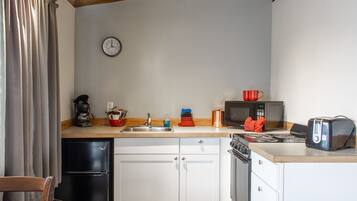 Premium Cabin, 1 King Bed | Private kitchen | Fridge, microwave, coffee/tea maker