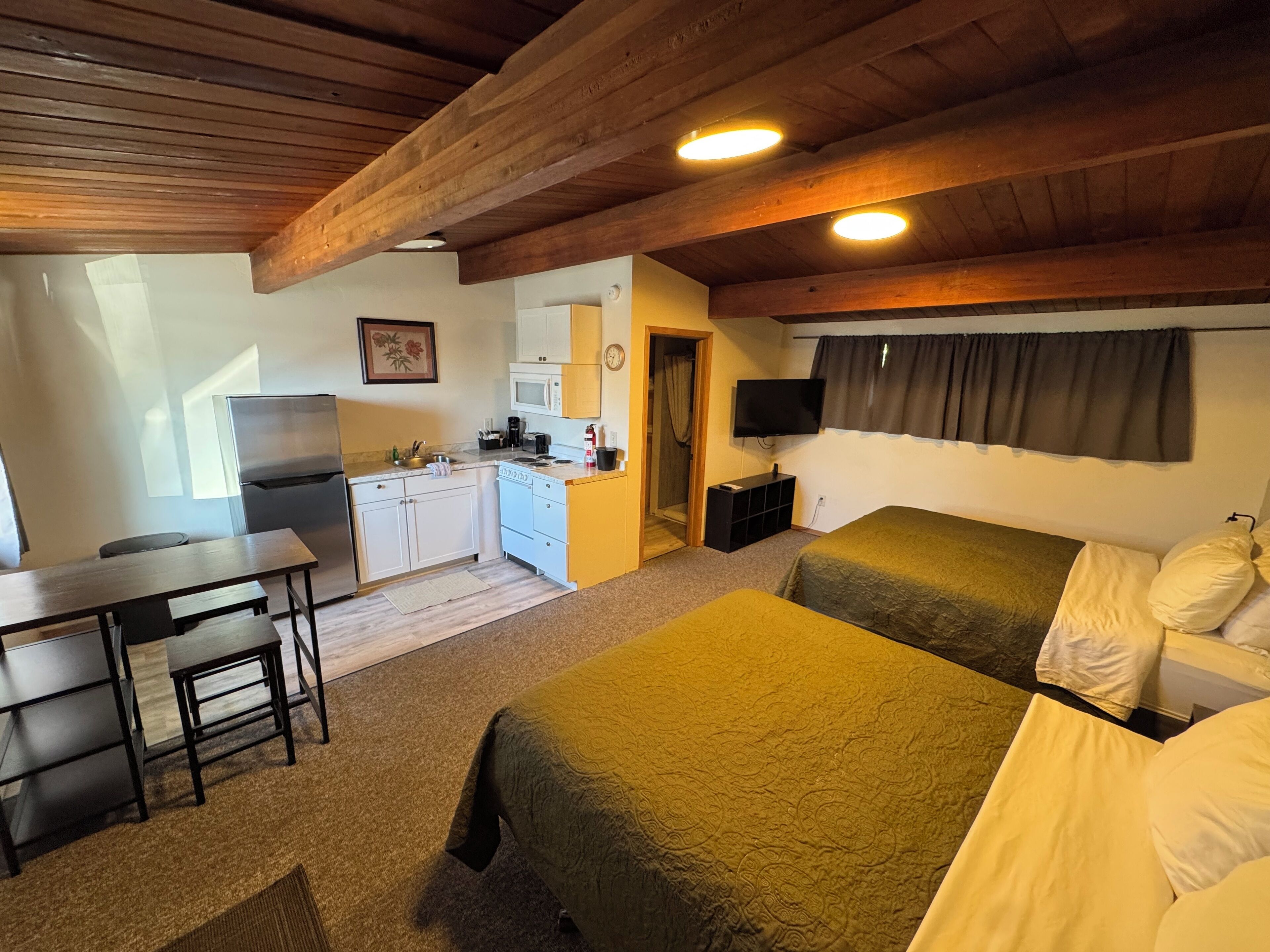 Premium Cabin, 2 Queen Beds | Iron/ironing board, free WiFi, bed sheets
