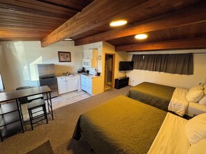 Premium Cabin, 2 Queen Beds | Iron/ironing board, free WiFi, bed sheets