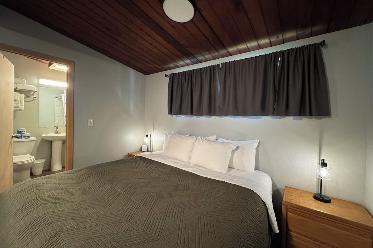 Premium Cabin, 1 King Bed | Iron/ironing board, free WiFi, bed sheets