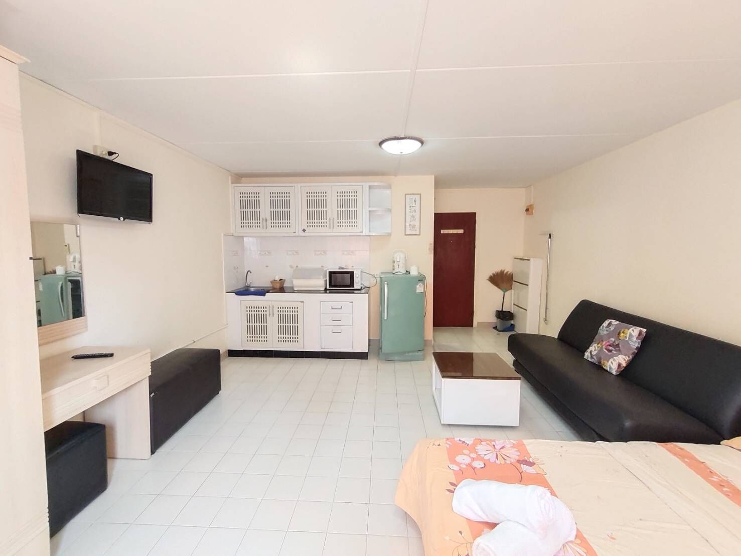 Studio | Desk, blackout drapes, WiFi