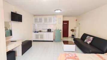 Studio | Desk, blackout drapes, WiFi