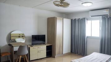 Escriptori, cortines opaques i wifi