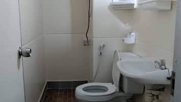 Studio | Bathroom | Shower, hair dryer, towels