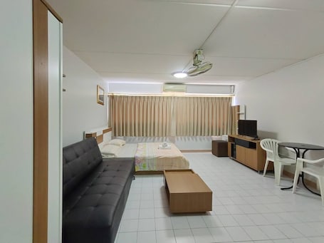 Escritorio, cortinas blackout y wifi