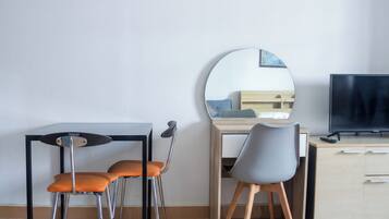 Bureau, rideaux occultants, Wi-Fi