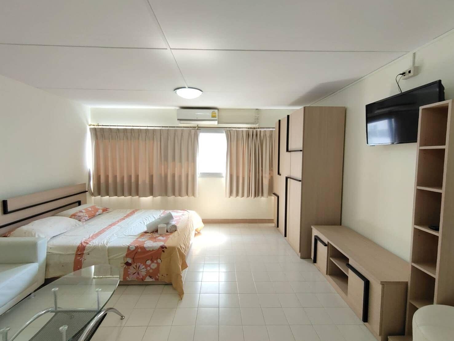 Studio | Desk, blackout drapes, WiFi