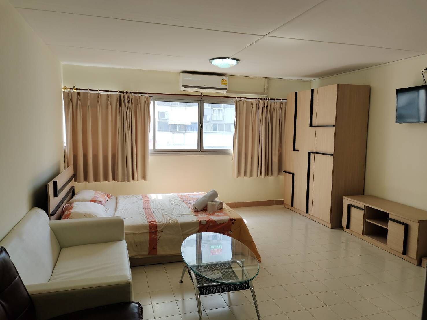 Studio | Desk, blackout drapes, WiFi