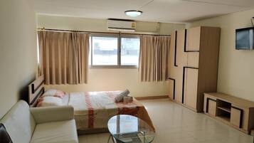 Studio | Desk, blackout drapes, WiFi