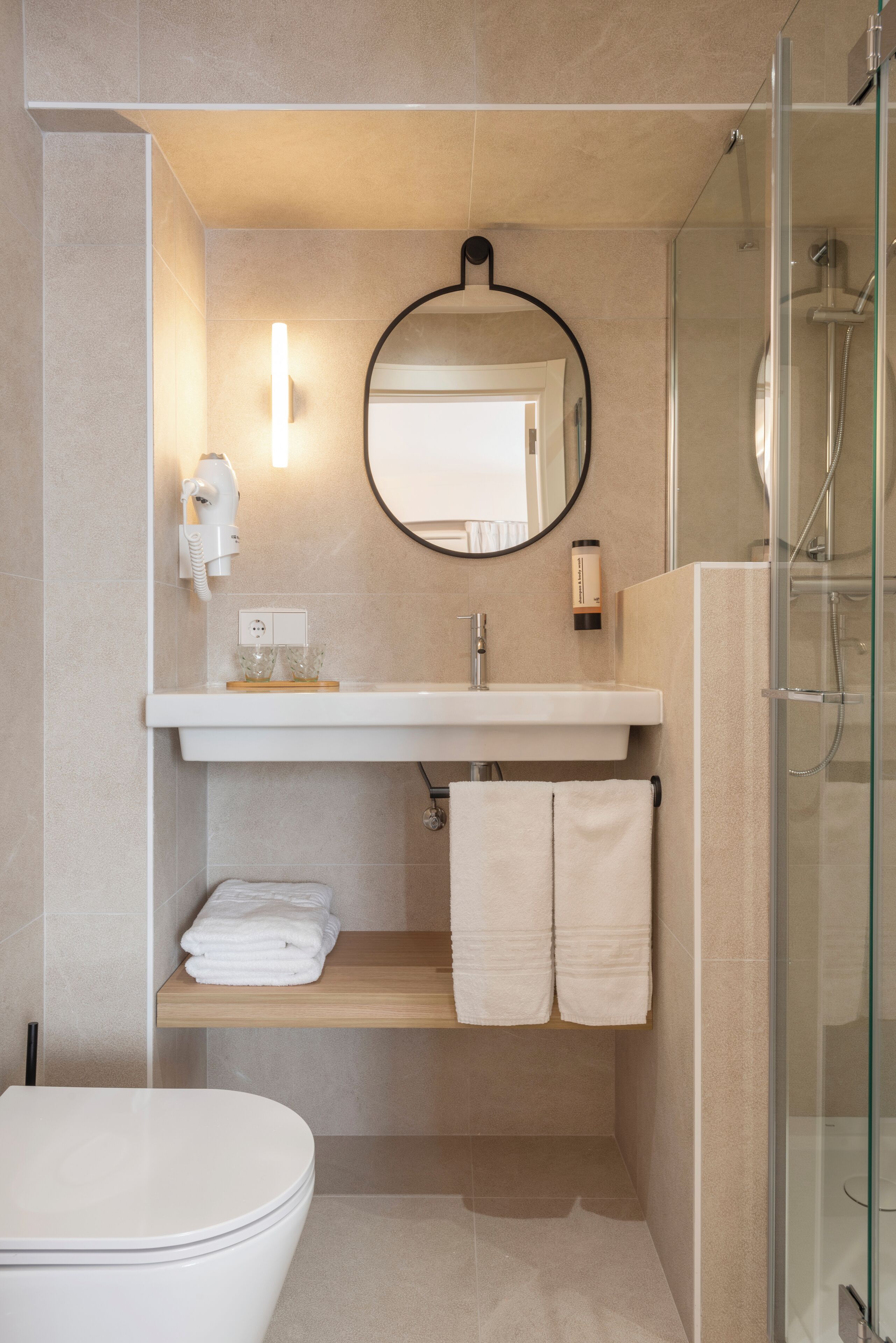 deluxe room | bathroom | shower, hair dryer, towels
