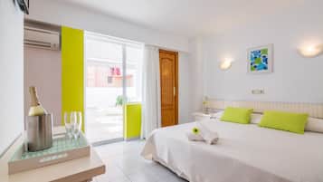 Desk, blackout curtains, free WiFi, bed sheets