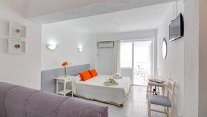 A modern hotel room with a bed, bedside table, and a chair. - Garau Petit Hotel (Palma de Mallorca)