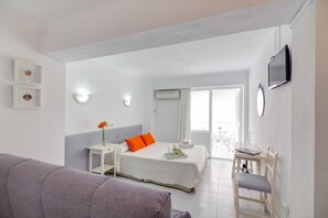 Escritorio, cortinas blackout, wifi gratis y ropa de cama 