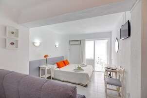 Escritorio, cortinas blackout, wifi gratis y ropa de cama 