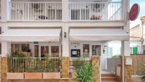 A hotel with a two-story facade, stone steps, and a sign reading "GARAU". - Garau Petit Hotel (Palma de Mallorca)