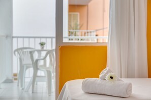 책상, 암막 커튼, 무료 WiFi, 침대 시트