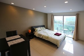 Desk, free WiFi - Laguna Bay 1 by Pattaya Sunny Rentals (Pattaya)