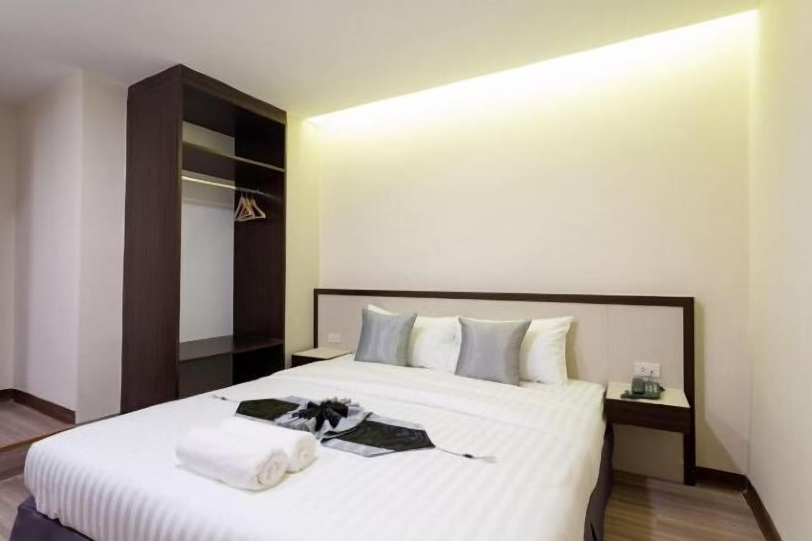 Desk, blackout drapes, free WiFi