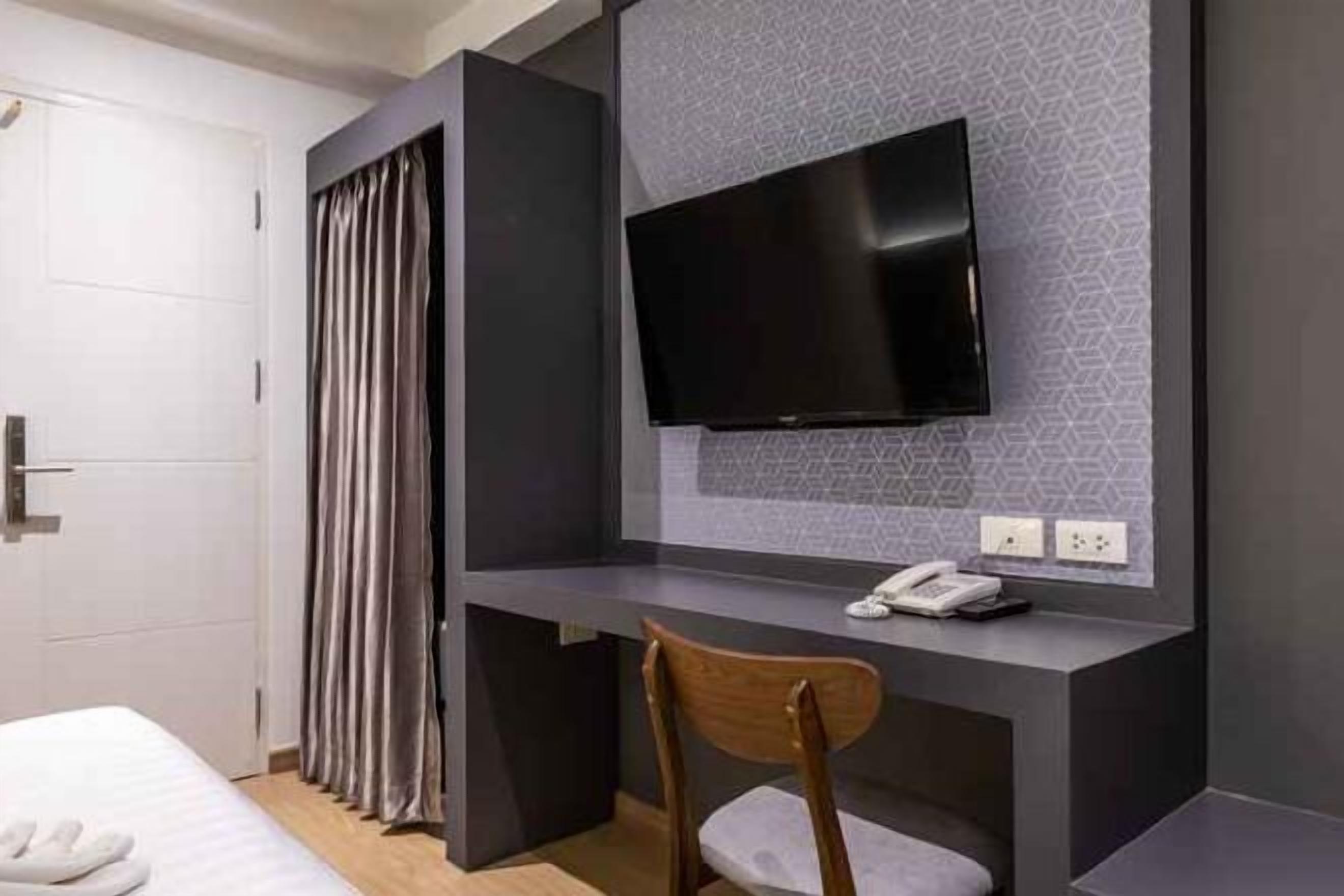 Desk, blackout drapes, free WiFi