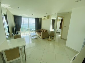 One Bedroom Apartment  | Área de sala de estar | Televisión de plasma de 40 pulgadas con canales por cable y televisión 