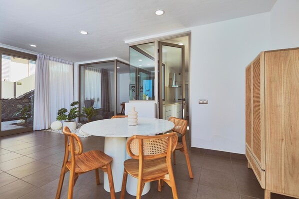 Villa, 3 chambres, piscine privée | Restauration