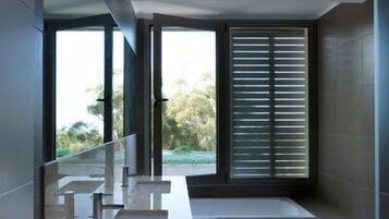 Villa, 3 habitaciones, piscina privada | Baño | Bañera, artículos de higiene personal ecológicos, secador de pelo y bidé