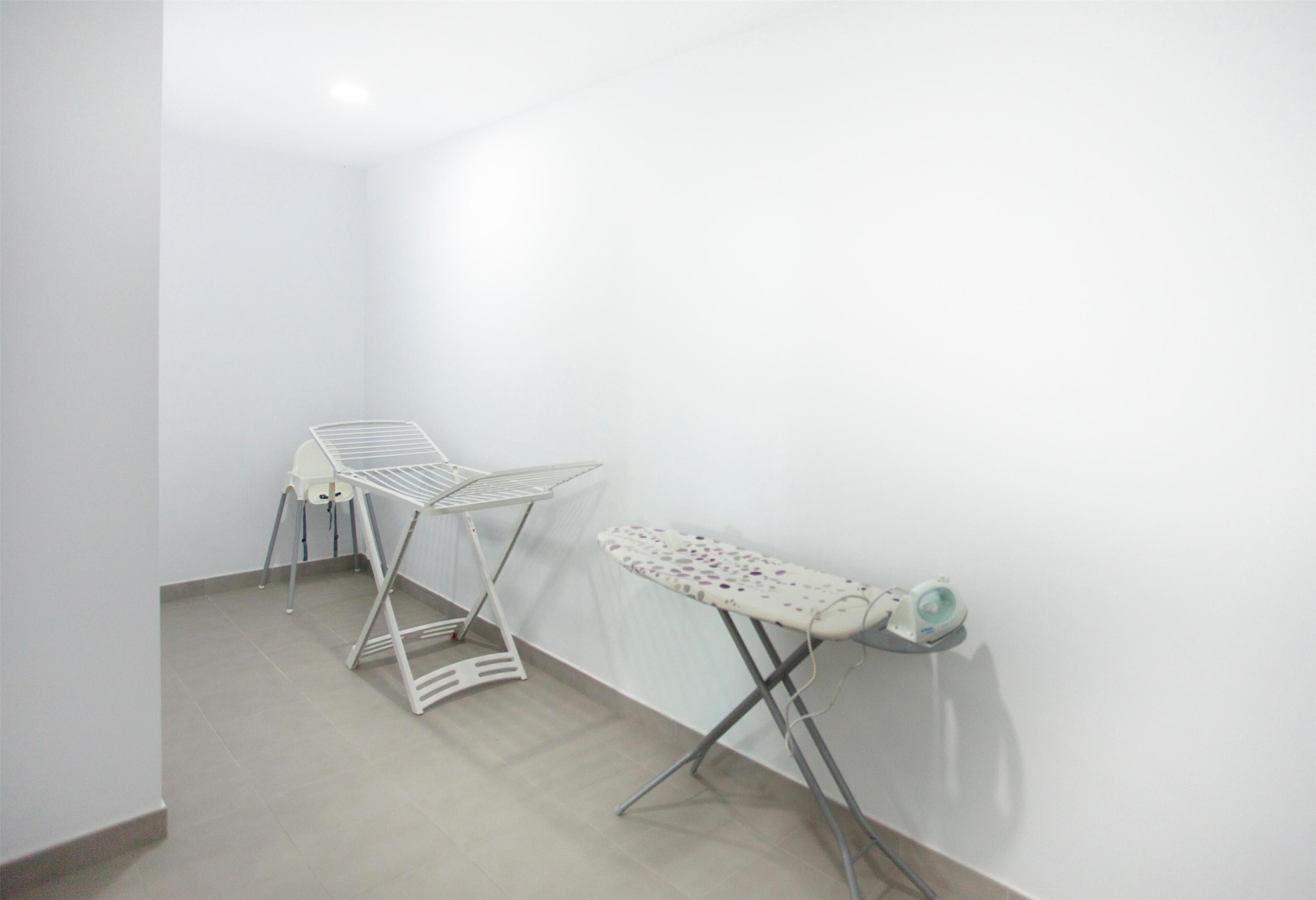 1 habitación, caja de seguridad en la habitación y escritorio 