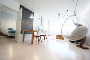 Appartement Prestige, 1 chambre, accessible aux personnes à mobilité réduite, cuisinette | Aire de séjour | Téléviseur à écran plat