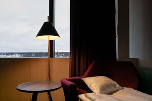 Cofres nos quartos, espaço de trabalho para notebook, cortinas blackout