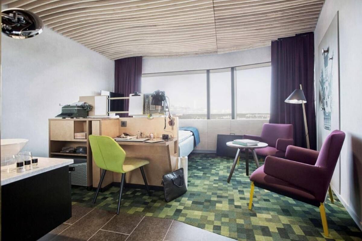 Tallelokero huoneessa, kannettavalle tietokoneelle sopiva työtila