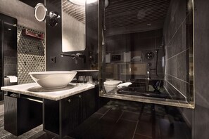 Een douche, een regendouche, een haardroger, handdoeken