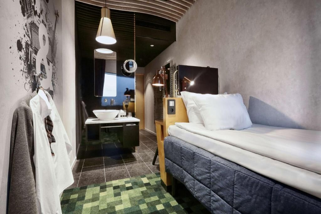 Tallelokero huoneessa, kannettavalle tietokoneelle sopiva työtila