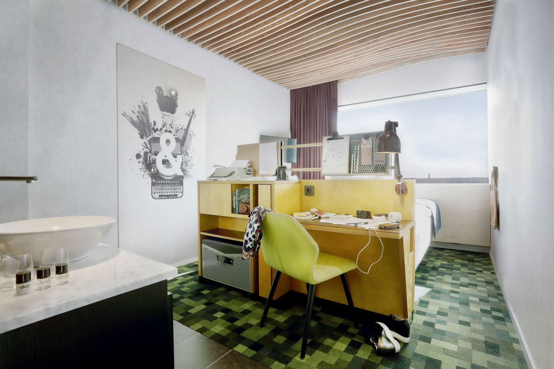 Tallelokero huoneessa, kannettavalle tietokoneelle sopiva työtila