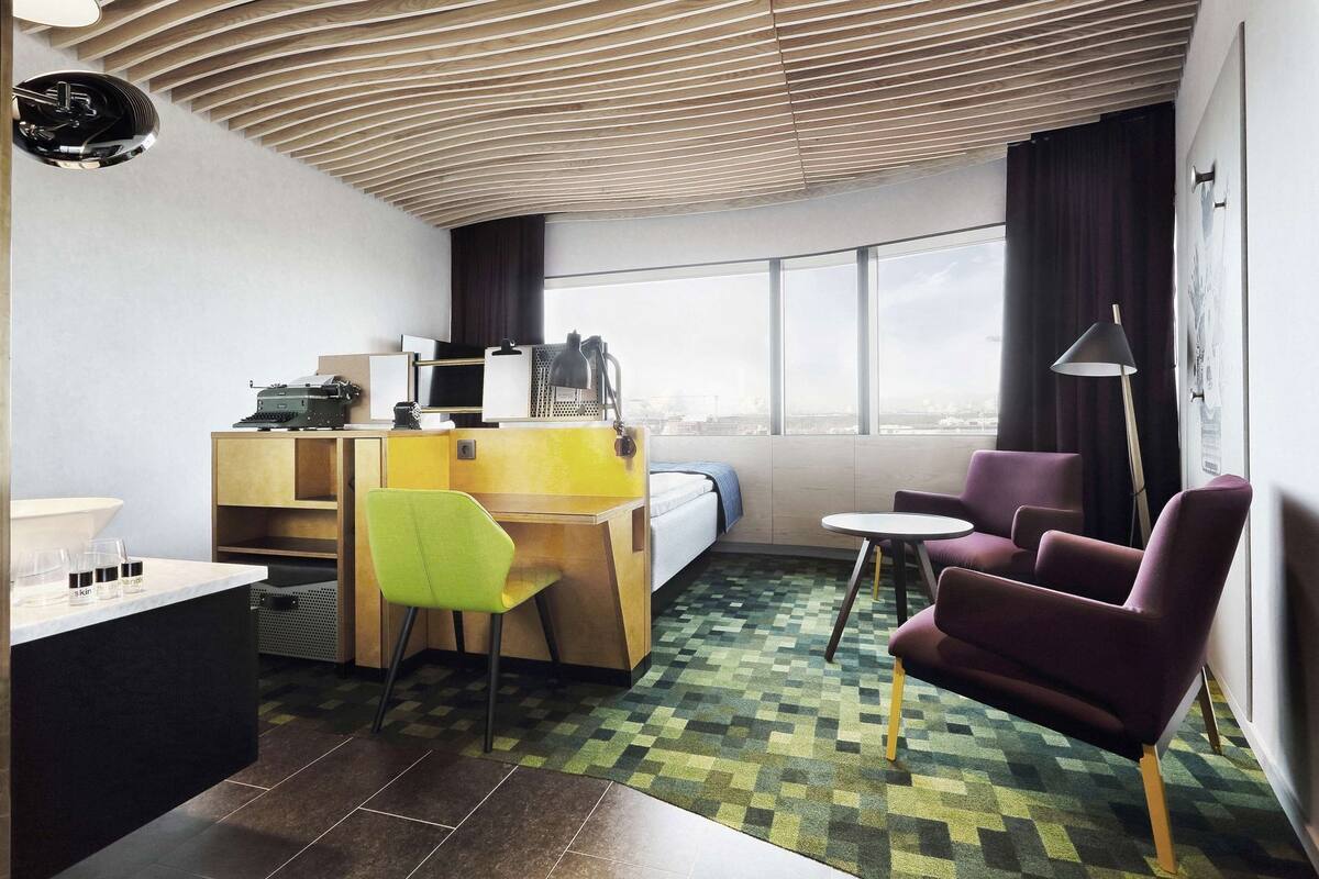 Tallelokero huoneessa, kannettavalle tietokoneelle sopiva työtila