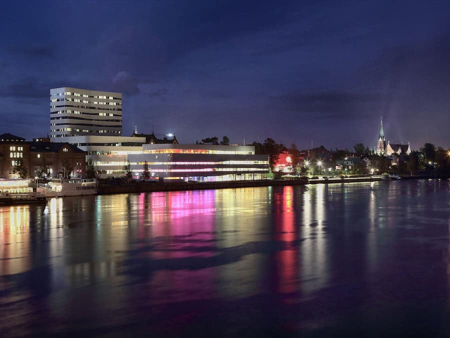 Fachada de la propiedad por la tarde o noche