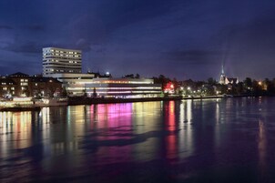 Fachada de la propiedad por la tarde o noche